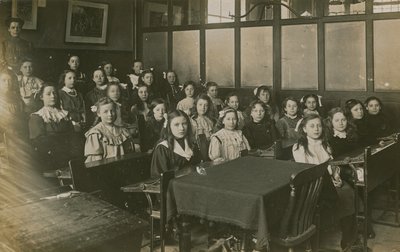 Dziewczęta siedzące w klasie autorstwa English Photographer