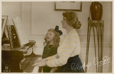 Gladys Cooper i dziewczyna przy pianinie autorstwa English Photographer