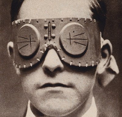 Gogle chroniące użytkownika przed odłamkami pocisków, I wojna światowa (zdjęcie czarno-białe) autorstwa English Photographer