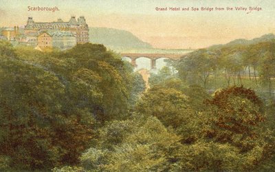 Grand Hotel i most, Scarborough (kolorowe zdjęcie) autorstwa English Photographer