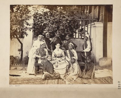 Grupa kochanki i uczniów rządowej szkoły normalnej, Bombay autorstwa English Photographer