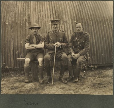 Grupa trzech żołnierzy przed chatą Nissana, ok. 1914-18 autorstwa English Photographer