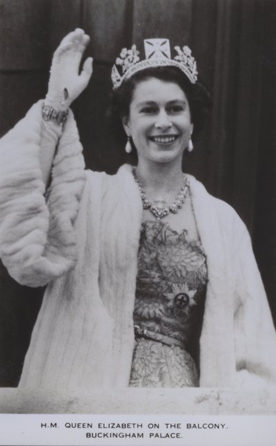 Królowa Elżbieta na balkonie, Pałac Buckingham (zdjęcie czarno-białe) autorstwa English Photographer