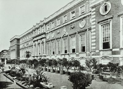 Pałac Hampton Court, Hampton Court Road, Richmond: Taras, Wrens Court, 1896 autorstwa English Photographer