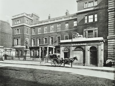 Taksówka Hansom przed biurem wojennym Pall Mall, Willis Collection, 1890 autorstwa English Photographer