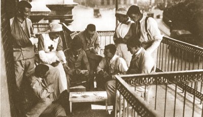 Szczęśliwy, szczęśliwy ranny człowieku! Mężczyźni, którzy zrobili coś, ciesząc się kultem dla bohaterów, z The Illustrated War News, 21 czerwca 1916 (zdjęcie w sepii) autorstwa English Photographer