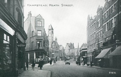 Heath Street w Hampstead autorstwa English Photographer