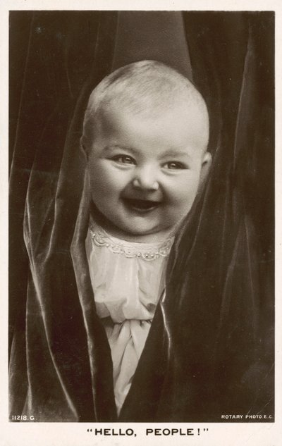 Witajcie ludzie! Uśmiechnięte dziecko autorstwa English Photographer