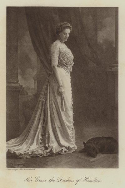 Jej Wysokość Księżna Hamilton (zdjęcie czarno-białe) autorstwa English Photographer