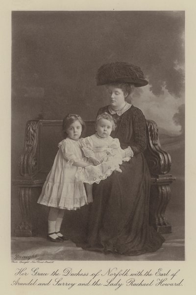 Jej Miłość Księżna Norfolk z Hrabią Arundel i Surrey oraz Lady Rachael Howard (zdjęcie czarno-białe) autorstwa English Photographer