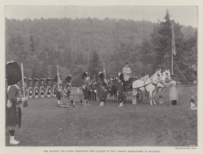 Jej Wysokość Królowa przedstawia nowe kolory Cameron Highlanders w Balmoral autorstwa English Photographer