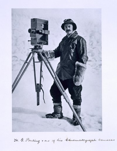 Herbert Ponting (1870-1935) z kamerą filmową na wyprawie Terra Nova (1910-13) na Biegun Południowy pod dowództwem kapitana Scotta, 1910-12 autorstwa English Photographer