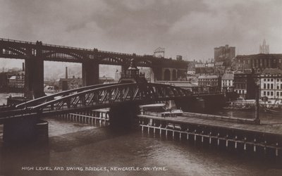 Mosty wysokiego poziomu i mosty obrotowe, Newcastle-On-Tyne (zdjęcie czarno-białe) autorstwa English Photographer