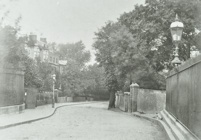 Highgate Archway: wschodnie podejście ze starą lampą przymocowaną do balustrady, 1896 autorstwa English Photographer
