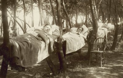 Zbieracze chmielu śpiące w hamakach na farmie w hrabstwie Kent (zdjęcie czarno-białe) autorstwa English Photographer