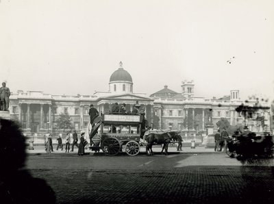 Transport konny na Trafalgar Square autorstwa English Photographer