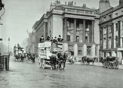 Autobusy konne na Waterloo Place, 1895 autorstwa English Photographer