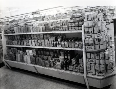 Przejście z artykułami gospodarstwa domowego, sklep Woolworths, 1956 autorstwa English Photographer