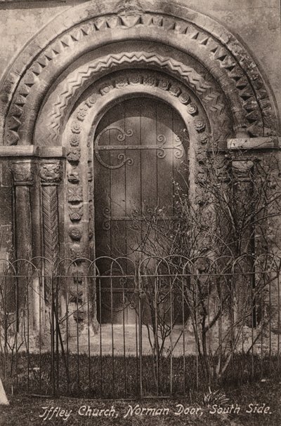 Kościół w Iffley, Norman Door, South Side (zdjęcie czarno-białe) autorstwa English Photographer