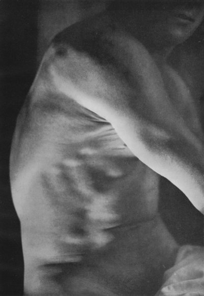 Ilustracja przedstawiająca męskie ciało (zdjęcie czarno-białe) autorstwa English Photographer