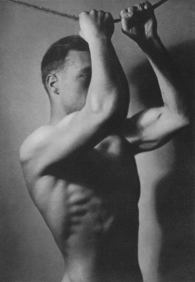 Ilustracja przedstawiająca męskie ciało (zdjęcie czarno-białe) autorstwa English Photographer