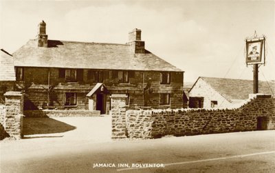 Jamaica Inn, Bolventor, Cornwall, słynący z kojarzenia z przemytem kornwalii i celebrowany w książce o tym samym tytule autorstwa Daphne Du Maurier (zdjęcie czarno-białe) autorstwa English Photographer