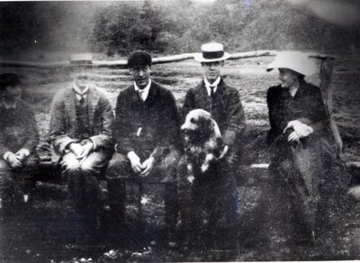 James i Lytton Strachey z Thobym, Adrianem i Virginią Stephen we Fritham, Hampshire, 1901 autorstwa English Photographer