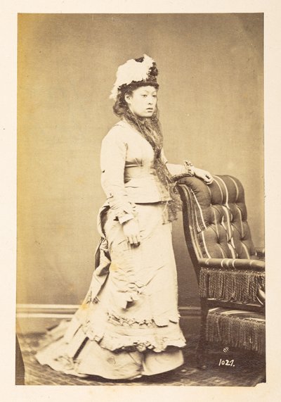 Japonka w europejskim stroju, Portret pełnometrażowy stojący młodej Japonki w zachodnim stroju i kapeluszu,  Fotograf: Nieznany  Lucas Collection: Fotograficzny zapis światowej trasy koncertowej Charlesa Jamesa i Mortona P, Lucas autorstwa English Photographer