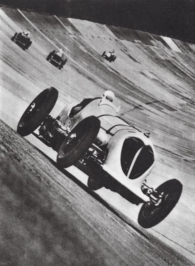 Napier-Railton Johna Cobba ścigający się w Brooklands (zdjęcie czarno-białe) autorstwa English Photographer