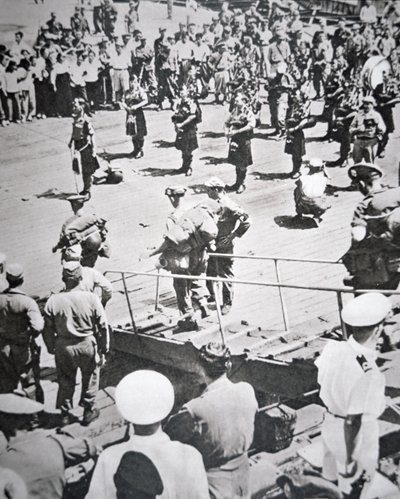 Kilted dudziarzy grają na brzegu z 1. Batalionu Argyll i Sutherland Highlanders z HMS Ceylon w Pusan, 29 sierpnia 1950 (zdjęcie czarno-białe) autorstwa English Photographer