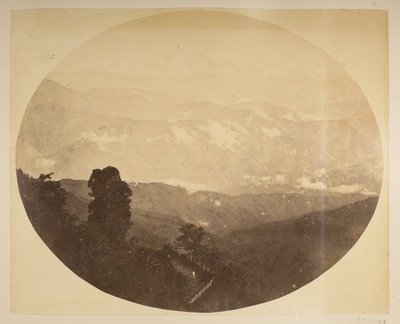 Kanczendzonga ze wzgórza w pobliżu ratusza, [Darjeeling]. 1870 Widoki Darjeeling autorstwa English Photographer