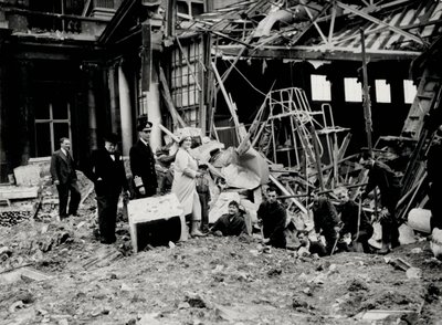 Król Jerzy VI i królowa Elżbieta wraz z Winstonem Churchillem badają uszkodzenia bomb, przypuszczalnie w Pałacu Buckingham (zdjęcie czarno-białe) autorstwa English Photographer