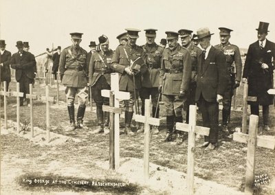 Król Jerzy V na cmentarzu, Passchendaele autorstwa English Photographer