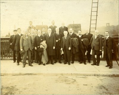 Odbudowa mostu Kirkstall, otwarta przez radnego F. M. Luptona, J.P., 28 czerwca 1912 r. (zdjęcie czarno-białe) autorstwa English Photographer