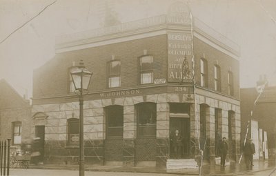 Lads of the Village, Mary Anne Street, Stepney, Londyn autorstwa English Photographer