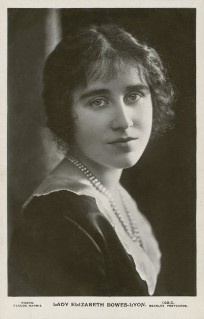 Lady Elizabeth Bowes-Lyon (zdjęcie czarno-białe) autorstwa English Photographer