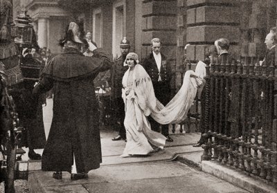 Lady Elizabeth Bowes Lyon w drodze na ślub 26 kwietnia 1923 r. do J.Ś. Książę Yorku, późniejszy król Jerzy VI, z Historii dwudziestu pięciu lat, wydanej w 1935 r. autorstwa English Photographer