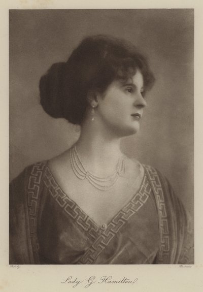 Lady G Hamilton (zdjęcie czarno-białe) autorstwa English Photographer