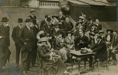 Słuchając sir Jamesa Barrie czytającego The Admirable Crichton na dachu Wyndhams w 1912 roku autorstwa English Photographer