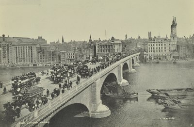 London Bridge: konne omnibusy i wóz, a także piesi przechodzą przez most, 1895 autorstwa English Photographer
