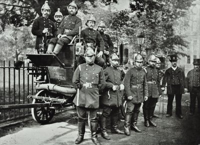Londyńska Straż Pożarna: grupa strażaków, z silnikiem i kurkiem, 1895 autorstwa English Photographer