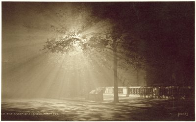 Nocna mgła w Londynie (zdjęcie czarno-białe) autorstwa English Photographer