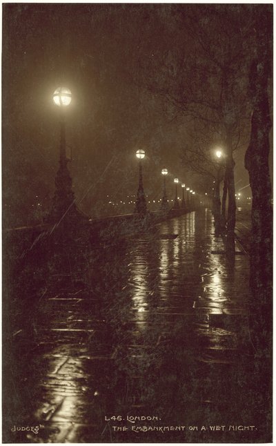 Londyn, Embankment w mokrą noc (zdjęcie czarno-białe) autorstwa English Photographer
