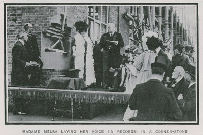 Madame Melba zapisuje swój głos w kamieniu węgielnym autorstwa English Photographer