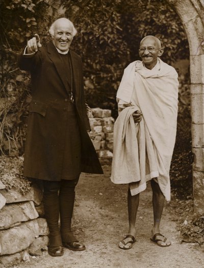 Mahatma Gandhi, indyjski przywódca ruchu na rzecz niepodległości od rządów brytyjskich (zdjęcie czarno-białe) autorstwa English Photographer