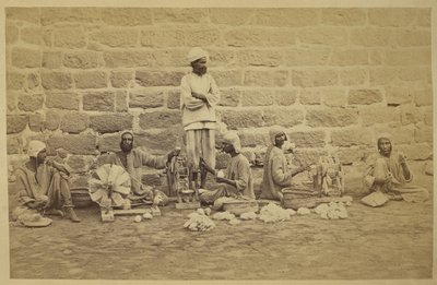 Więźniowie mężczyźni nawijający bawełnę na kołowrotkach w więzieniu Karaczi. c. 1873160 mm x 250 mm Fotograf: Michie and Company Archaeological Survey of India Collections: India Office Series (tom 52). autorstwa English Photographer