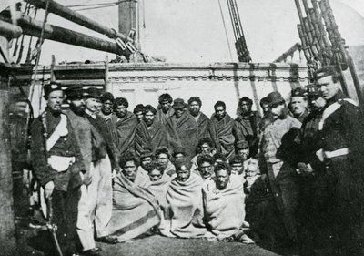 Maorysi więźniowie na pokładzie więziennego kadłuba w Wellington Harbour, 1866 r. autorstwa English Photographer