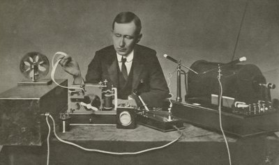 Marconi z wczesnym aparatem bezprzewodowym (zdjęcie czarno-białe) autorstwa English Photographer
