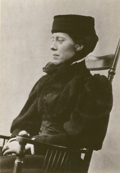 Mary Kingsley, portret, siedzi, w kapeluszu (zdjęcie czarno-białe) autorstwa English Photographer