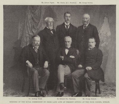 Członkowie Królewskiej Komisji ds. Irlandzkich Ustaw o Ziemi obecnie zasiadający w Four Courts, Dublin autorstwa English Photographer
